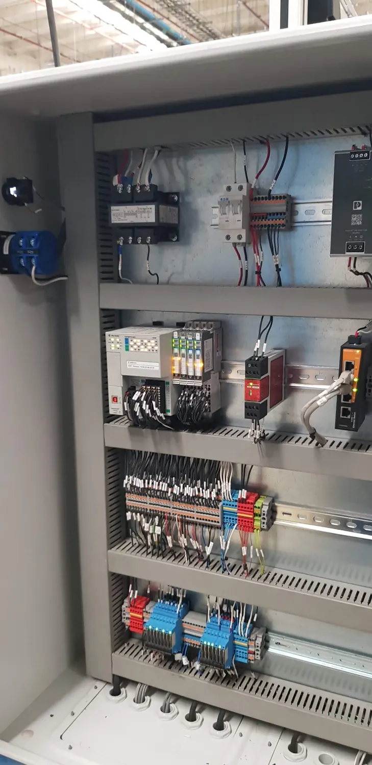 PLC Allen-Bradley CompactLogix con módulos de E/S y switch Ethernet industrial
