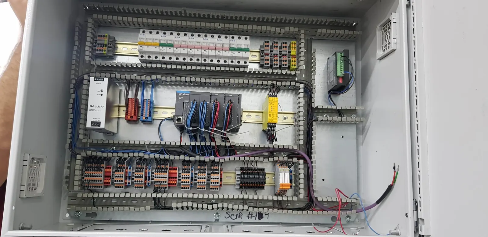 Tablero con PLC Delta, relé de seguridad y borneras