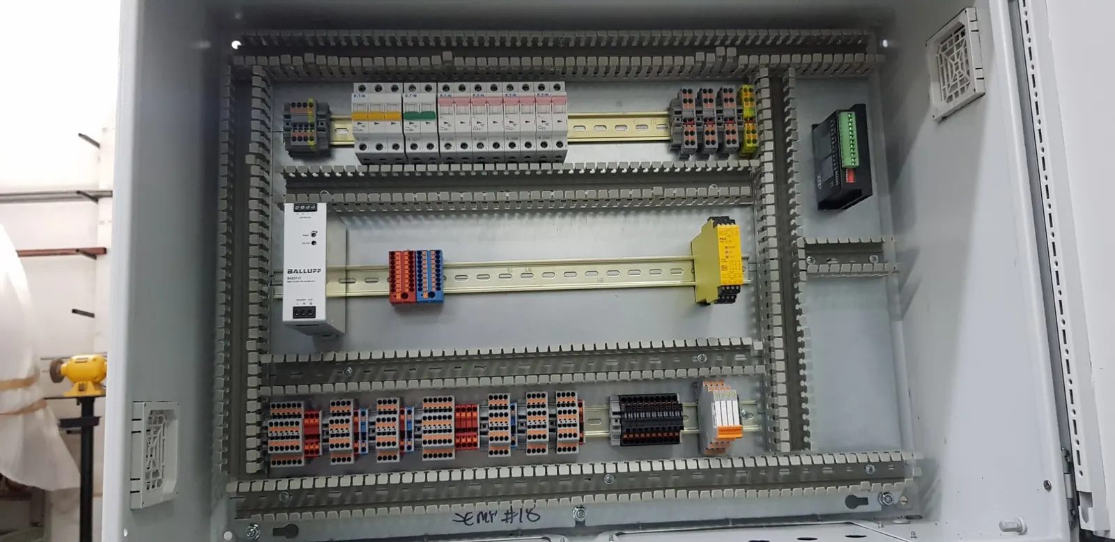 Tablero en armado con protecciones Eaton, relé de seguridad Pilz y fuente Balluff