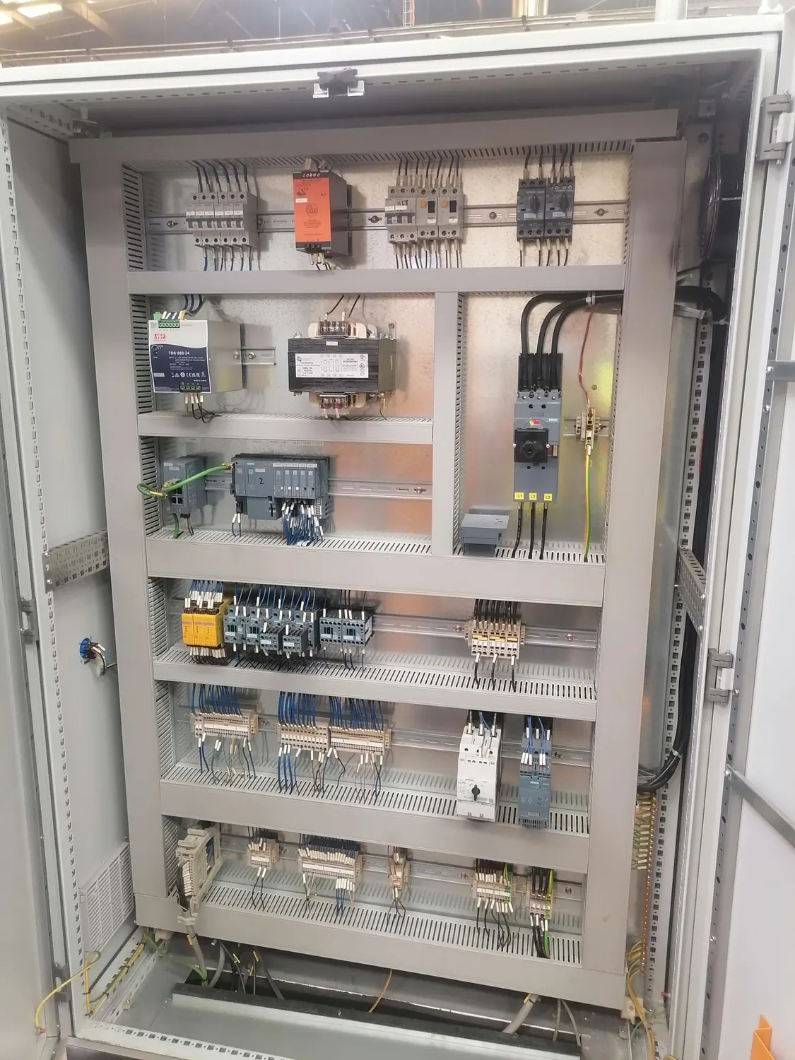 Tablero con periferia remota, transformador de control y seccionador principal